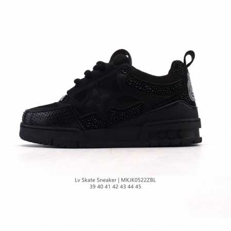 lv Skate Sneaker 路易威登 2025年新款运动板鞋 蛇年限定 春夏秀场初次亮相 此次以粒面牛皮革焕新呈现 加垫鞋领和鞋舌援引滑板鞋设计 科技鞋带 - 点击图像关闭