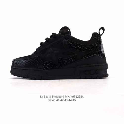 lv Skate Sneaker 路易威登 2025年新款运动板鞋 蛇年限定 春夏秀场初次亮相 此次以粒面牛皮革焕新呈现 加垫鞋领和鞋舌援引滑板鞋设计 科技鞋带