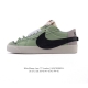 耐克 Nike Blazer Low '77 Jumbo 运动鞋，抓地板鞋，革新重塑经典街头人气鞋款，采用人气传统外观，巧搭大号耐克勾勾设计和宽大鞋带。柔软泡绵
