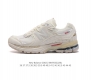 新百伦 New Balance 2002R 跑鞋 男女运动鞋厚底老爹鞋 沿袭了面世之初的经典科技 以 Encap 中底配以升级版 N-Ergy 缓震物料 鞋面则