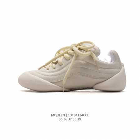 公司级 Moueen2024新款休闲运动鞋，棕色穆勒鞋尽显迷人。设计经典且修身，杏形鞋头增添优雅，棕色时尚简约。采用豪华的磨砂羊反皮毛鞋面，以及经典缝边设计；内 - 点击图像关闭