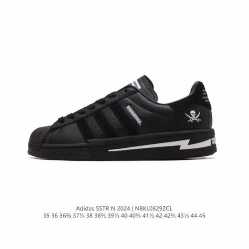 阿迪达斯 Adidas Superstar 三叶草经典贝壳头系列 新款休闲板鞋潮流男女士运动鞋 。鞋面柔软皮革材质 标志性的贝壳鞋头，锯齿三条纹，简约的线条。就