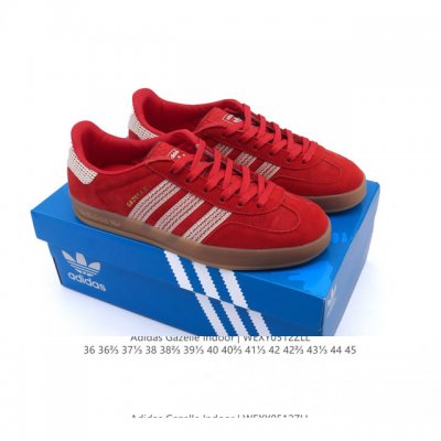 阿迪达斯 Adidas Originals Gazelle Indoor复古三叶草防滑透明橡胶板鞋经典运动鞋。这款经典鞋,忠于原版设计,缀撞色三条纹和鞋跟饰片。