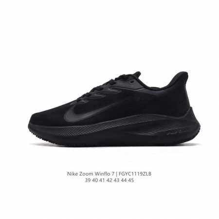 耐克 Nike Zoom Winflo 7 登月7代 气垫跑鞋透气缓震疾速跑鞋。采用透气网眼鞋面搭配外翻式鞋口，为脚跟区域营造出色舒适度，而在鞋底部分，搭载全掌 - 点击图像关闭