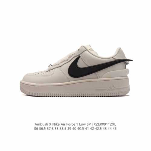 耐克 空军一号 Af1 低帮休闲板鞋 Ambush X Nk Air Force 7 Low Sp 空军一号联名标志性的swoosh延伸至鞋跟之外，鞋舌和鞋垫上