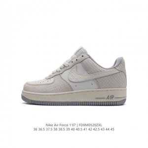 耐克 Nike Air Force 1 '07 Low 空军一号含气垫 低帮百搭厚底增高休闲运动板鞋。柔软、弹性十足的缓震性能和出色的中底设计，横跨复古与现代的