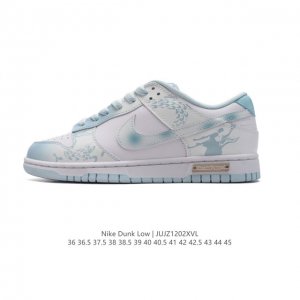公司级 耐克 Nike Dunk Low Retro 运动鞋复古板鞋。作为 80 年代经典篮球鞋款，起初专为硬木球场打造，后来成为席卷街头的时尚标杆，现以经典细