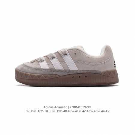 阿迪达斯 Adidas Adimatic 马蒂奇系列低帮复古鲨鱼面包鞋运动休闲滑板板鞋。整个鞋面由牛皮革制成，搭配品牌标志性大尺寸三条纹 Logo，超宽鞋带作为 - 点击图像关闭