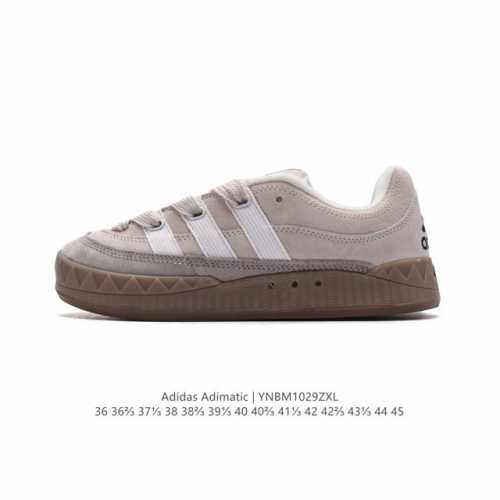 阿迪达斯 Adidas Adimatic 马蒂奇系列低帮复古鲨鱼面包鞋运动休闲滑板板鞋。整个鞋面由牛皮革制成，搭配品牌标志性大尺寸三条纹 Logo，超宽鞋带作为