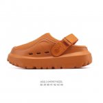公司级 Ugg 男士包头凉鞋 新款上新啦 时尚百搭单品半包头运动凉鞋家居拖鞋 魔术贴 一脚蹬 一式两用休闲凉拖鞋。潮流元素宽版弹力后跟带设计，在休闲凉拖鞋和舒适