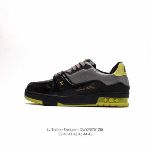 路易威登 Louis Vuitton LV路易威登板鞋 浮雕印花 时尚运动鞋 潮厚底增高鞋 。舒适防滑底和百搭性霸屏整个时尚娱乐圈，细节调整完美主义！鞋面采用柔