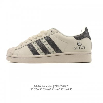 阿迪达斯 Adidas Superstar 三叶草经典贝壳头系列 新款休闲板鞋潮流男女士运动鞋 。鞋面柔软皮革材质 标志性的贝壳鞋头，锯齿三条纹，简约的线条。就