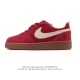 耐克 Nike 男女子运动鞋 Court Borough Low 小空军低帮板鞋。1.其皮革材质的鞋面结合网眼鞋舌，在出众外观与质感的同时提供稳固支撑，并且提升