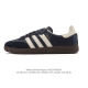 真标 Adidas 阿迪达斯 男女运动鞋 三叶草Sambavegan休闲鞋 德训鞋 复古板鞋经典运动鞋。采用环保设计的焕新Adidas Samba经典鞋, 柔软