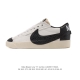 耐克 Nike Blazer Low '77 Jumbo 运动鞋，抓地板鞋，革新重塑经典街头人气鞋款，采用人气传统外观，巧搭大号耐克勾勾设计和宽大鞋带。柔软泡绵