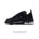 公司级 Lv Skate Sneaker 路易威登 男士运动板鞋于 2024 秋冬秀场初次亮相，此次以粒面牛皮革焕新呈现。加垫鞋领和鞋舌援引滑板鞋设计，科技鞋带