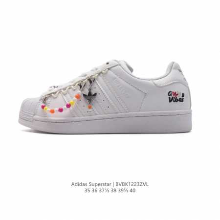 阿迪达斯 新款 Adidas Superstar 三叶草 经典贝壳头系列 新款休闲板鞋潮流女士运动鞋 。鞋面柔软皮革材质 标志性的贝壳鞋头，锯齿三条纹，简约的线 - 点击图像关闭
