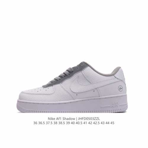 耐克 Nike Air Force 1 '07 Low 空军一号含气垫 低帮百搭厚底增高休闲运动板鞋。柔软、弹性十足的缓震性能和出色的中底设计，横跨复古与现代的