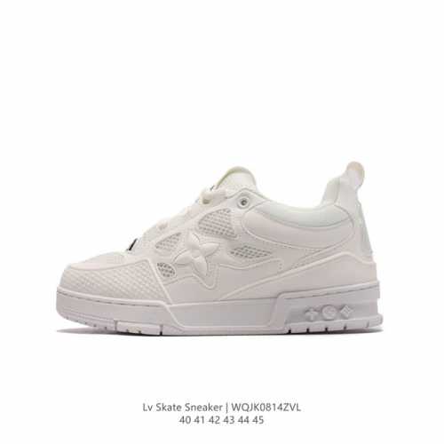 lv Skate Sneaker 路易威登 男士运动板鞋于 秋冬秀场初次亮相，此次以粒面牛皮革焕新呈现。加垫鞋领和鞋舌援引滑板鞋设计，科技双鞋带和橡胶外底完善整