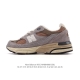 公司级 Newbalance 新百伦993系列美产老爹鞋总统经典复古运动鞋纽巴伦993总统慢跑鞋。卓越的舒适性与经典风格相得益彰，打造出我们的 Made In