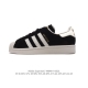 阿迪达斯 ADIDAS SUPERSTAR 三叶草经典贝壳头系列 新款休闲板鞋潮流男女士运动鞋 。鞋面柔软皮革材质 标志性的贝壳鞋头，锯齿三条纹，简约的线条。就