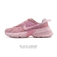 Nike 耐克 V2K Run 减震防滑 复古低帮运动跑步鞋 超火复古跑鞋，采用太空革组合呼吸网眼布鞋面材质，搭载正确4层组合底模，嵌入Tpu加固稳定模块,双层