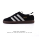 新品 阿迪达斯 Adidas Stadt 舒适透气 百搭潮流 复古时尚 德训鞋 柔软舒适 防滑耐磨 低帮 运动板鞋 男女同款。休闲鞋特色：设计师大胆选择粉色打底