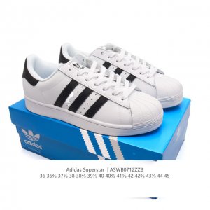 阿迪达斯 Adidas Superstar 三叶草经典贝壳头系列 新款休闲板鞋潮流男女士运动鞋 。鞋面柔软皮革材质 标志性的贝壳鞋头，锯齿三条纹，简约的线条。就