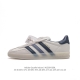 阿迪达斯 Adidas Originals Gazelle Indoor 复古三叶草防滑透明橡胶板鞋经典运动鞋。这款经典鞋,忠于原版设计,缀撞色三条纹和鞋跟饰片