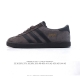 新品 阿迪达斯 Adidas Stadt 舒适透气 百搭潮流 复古时尚 德训鞋 柔软舒适 防滑耐磨 低帮 运动板鞋 男女同款。休闲鞋特色：设计师大胆选择粉色打底