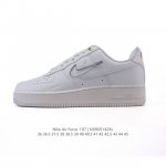 耐克 Nike Air Force 1 '07 Low 空军一号含气垫 低帮百搭厚底增高 小白鞋 休闲运动板鞋。柔软、弹性十足的缓震性能和出色的中底设计，横跨复