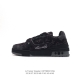 路易威登 Louis Vuitton Lv路易威登板鞋 时尚运动鞋 潮厚底增高鞋 。舒适防滑底和百搭性霸屏整个时尚娱乐圈，细节调整完美主义！鞋面采用牛仔布鞋面，