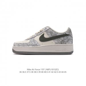 耐克 Nike Air Force 1 '07 Low 空军一号含气垫 低帮百搭厚底增高休闲运动板鞋。柔软、弹性十足的缓震性能和出色的中底设计，横跨复古与现代的