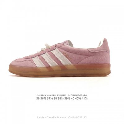 阿迪达斯 Adidas Originals Gazelle Indoor复古三叶草防滑透明橡胶板鞋经典运动鞋。这款经典鞋,忠于原版设计,缀撞色三条纹和鞋跟饰片。