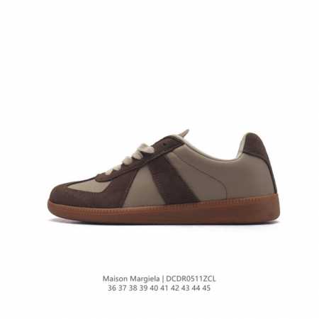 Maison Martin Margiela 马丁 马吉拉 德训休闲板鞋。牛皮革柔软细腻的特点与麋鹿皮的绒毛质感相结合，使其既有超高的柔软舒适度，又同时保持不错 - 点击图像关闭