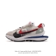 耐克 Sacai X Nike Vaporwaffle 华夫三代3.0 走秀重磅联名款运动鞋 。鞋款由pegasus与vaporfly两款鞋型的设计元素共同构建