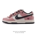 耐克 Nike Dunk Low Retro 运动鞋复古板鞋 解构绑带 双鞋带，作为 80 年代经典篮球鞋款，起初专为硬木球场打造，后来成为席卷街头的时尚标杆，