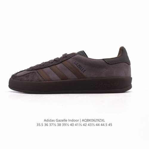 阿迪达斯 Adidas Originals Gazelle Indoor复古三叶草防滑透明橡胶板鞋经典运动鞋。这款经典鞋,忠于原版设计,缀撞色三条纹和鞋跟饰片。