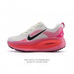 耐克 Nike Vomero 18 厚底增高老爹运动跑步鞋。全新 Vomero 提供比以往更多的緩衝效能以及該系列有史以來最高的鞋底高度，結合 Nike 的 Z