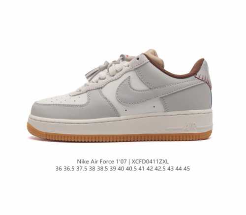 耐克 Nike Air Force 1 '07 Low 空军一号含气垫 低帮百搭厚底增高休闲运动板鞋。柔软、弹性十足的缓震性能和出色的中底设计，横跨复古与现代的