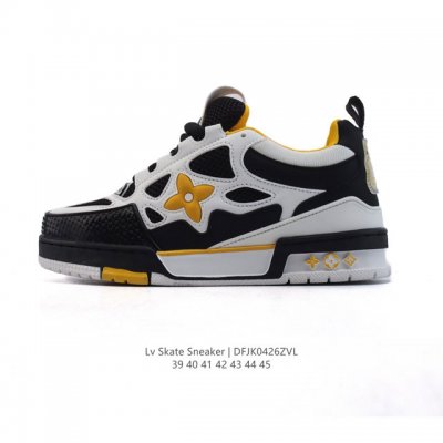 Lv Skate Sneaker 路易威登 2025年新款运动板鞋 蛇年限定 春夏秀场初次亮相，此次以粒面牛皮革焕新呈现。加垫鞋领和鞋舌援引滑板鞋设计，科技鞋带