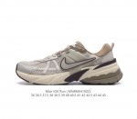 Nike 耐克 V2K Run 减震防滑 复古低帮跑步鞋 超火复古跑鞋，采用太空革组合呼吸网眼布鞋面材质，搭载正确4层组合底模，嵌入tpu加固稳定模块,双层md