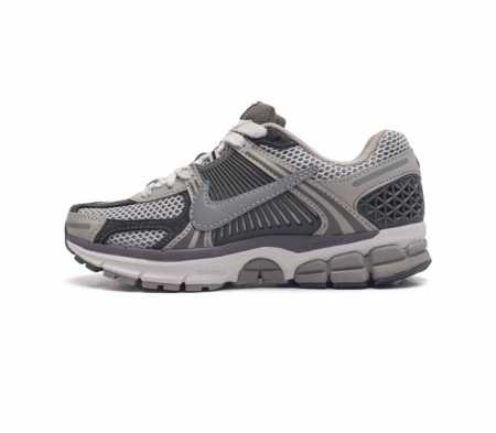 Nike 耐克夏季 Zoom Vomero 5 运动鞋休闲训练跑步鞋运动鞋 妥帖包覆足部 提供透气支撑效果 耐穿材料组合设计 助你从容应对日常挑战 柔软泡绵和 - 点击图像关闭