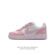 耐克 Nike 男女子运动鞋 Court Borough Low 小空军低帮板鞋。1.其皮革材质的鞋面结合网眼鞋舌，在出众外观与质感的同时提供稳固支撑，并且提升