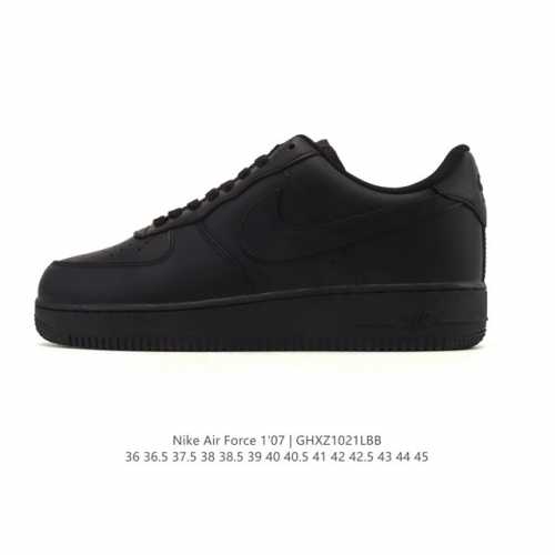 耐克 Nike Air Force 1 '07 Low 空军一号含气垫 低帮百搭厚底增高休闲运动板鞋。柔软、弹性十足的缓震性能和出色的中底设计，横跨复古与现代的