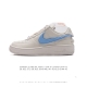 耐克 空军一号 AF1 低帮休闲板鞋 Ambush x Nk Air Force 7 Low SP 空军一号联名标志性的Swoosh延伸至鞋跟之外，鞋舌和鞋垫上