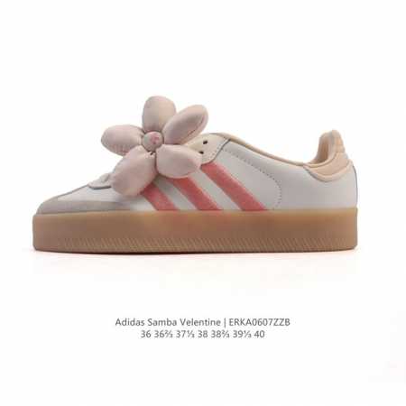 Adidas 阿迪达斯 女款运动鞋 三叶草Samba Velentine 休闲鞋 德训鞋 大花朵 复古板鞋经典运动鞋。一款阿迪达斯的Samba面包鞋，该鞋具有厚 - 点击图像关闭