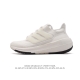 公司级 阿迪达斯 爆米花 男女鞋 Adidas Ultraboost 21低帮畅跑缓震回弹跑步运动鞋，Ultraboost 21以全新的外观示人。此次采用全新编