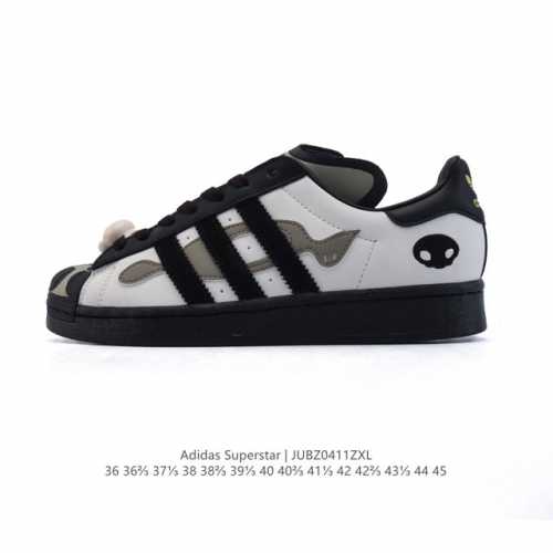 阿迪达斯 Adidas Superstar 三叶草经典贝壳头系列 新款休闲板鞋潮流男女士运动鞋。鞋面柔软皮革材质 标志性的贝壳鞋头，锯齿三条纹，简约的线条。就连