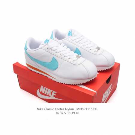 Nike Classic Cortez Nylon 耐克阿甘鞋女子运动鞋。秉承元年款经典风格，糅合防水鞋面设计，令双足保持干爽舒适。防水锦纶鞋面强势抵御风雨侵袭 - 点击图像关闭